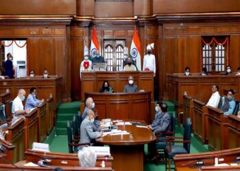दिल्ली दं’गों के मुद्दे पर विधानसभा में हंगामा, BJP विधायक को मार्शलों ने बाहर किया
