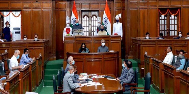 दिल्ली दं’गों के मुद्दे पर विधानसभा में हंगामा, BJP विधायक को मार्शलों ने बाहर किया