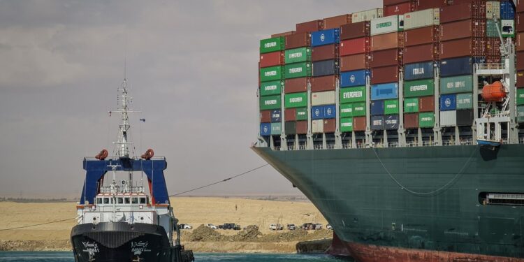 स्वेज़ नहर में पांचवें दिन भी फंसा रहा पोत, राष्ट्रपति जो बाइडन ने की मदद की पेशकश