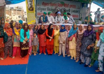 लेख : महिलाओं ने खुद से चंदा किया, बस की और चल पड़ीं : रवीश कुमार