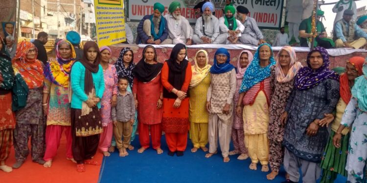 लेख : महिलाओं ने खुद से चंदा किया, बस की और चल पड़ीं : रवीश कुमार