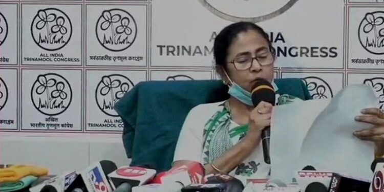 बंगाल चुनाव : ये लोग बाहरी गुं’डे लेकर आए, उन्हें बर्तनों से पीटें महिलाएं! : सीएम ममता