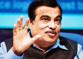 वोटिंग के दिन कमल का बटन दबाइए तो ममता को करंट लगेगा : नितिन गडकरी