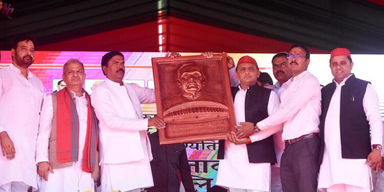 अखिलेश यादव के निर्देश पर ‘कलाकार घेरा’ कार्यक्रम राजधानी सहित प्रदेश के सभी जनपदों में सफलतापूर्वक सम्पन्न हुआ