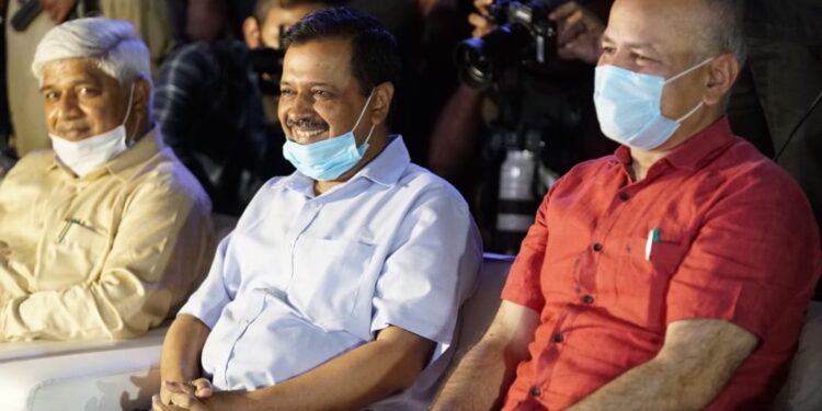 समाज में असाधारण काम करने वाले कई वरिष्ठ नागरिकों को सीएम केजरीवाल ने किया सम्मानित