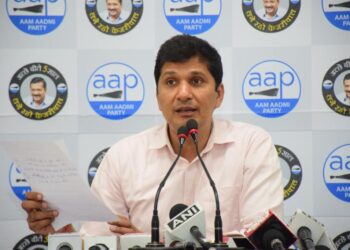 फ्लाईओवर के दाम गैरकानूनी तरीके से बढ़ाए गए, फिर भी कमिश्नर नहीं बता रहे हैं आरोपी अफसरों, दोषी नेताओं के नाम : सौरभ भारद्वाज