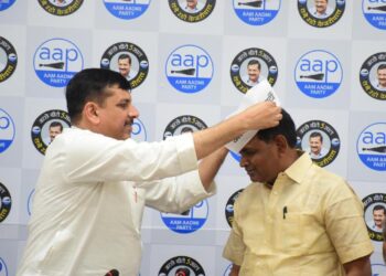अपना दल, राष्ट्रीय क्रांति पार्टी समेत कई राजनीतिक दलों के कार्यकर्ता आप में शामिल