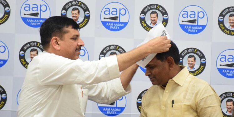 अपना दल, राष्ट्रीय क्रांति पार्टी समेत कई राजनीतिक दलों के कार्यकर्ता आप में शामिल