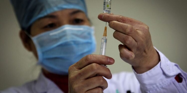 चीन आने के लिए पहले लगवानी होगी कोरोना वायरस वैक्सीन : बीजिंग