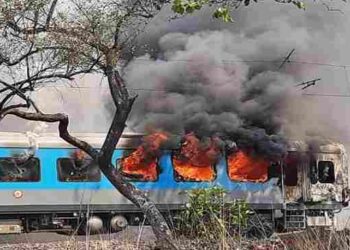 दिल्ली से देहरादून जा रही शताब्दी एक्सप्रेस की बोगी में लगी भीषण आग