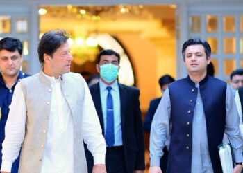 पाक : पीएम इमरान ने वित्त मंत्री शेख को पद से हटाया, हम्माद अजहर को नया वित्त मंत्री बनाया