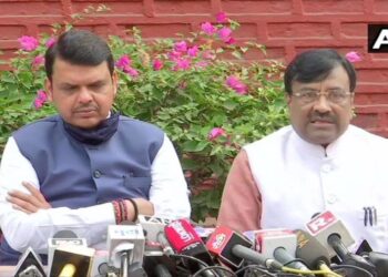 राज्‍यपाल से मुलाकात के बाद बोले फडणवीस- उद्धव सरकार ने नैतिकता पैरों तले कुचली