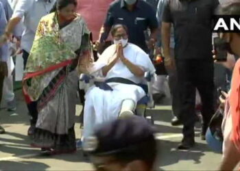 बंगाल चुनाव : व्हीलचेयर पर रोड शो में पहुंची सीएम ममता