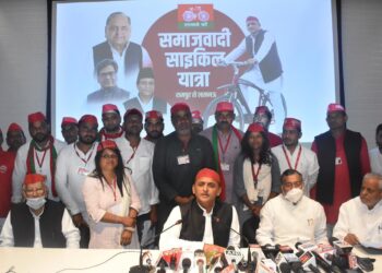 भाजपा अपने राजनीतिक विरोधियों को फर्जी मुकदमें लगाकर प्रताडि़त और बदनाम करना चाहती है : अखिलेश यादव