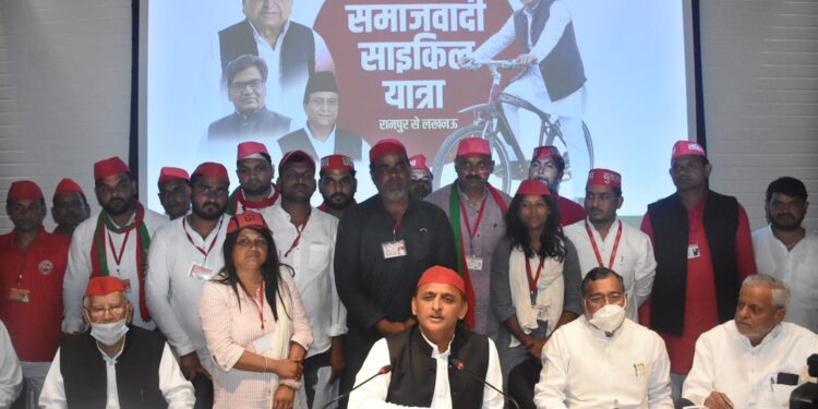 भाजपा अपने राजनीतिक विरोधियों को फर्जी मुकदमें लगाकर प्रताडि़त और बदनाम करना चाहती है : अखिलेश यादव