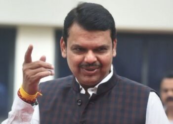अपने ही बोझ से गिर जाएगी ठाकरे सरकार, हमें गिराने की जरूरत नहीं : देवेंद्र फडणवीस