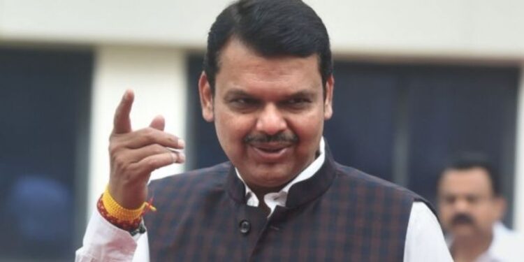 अपने ही बोझ से गिर जाएगी ठाकरे सरकार, हमें गिराने की जरूरत नहीं : देवेंद्र फडणवीस