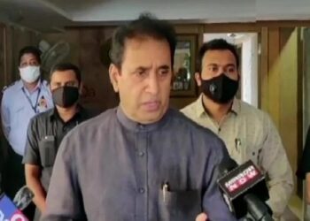 महाराष्ट्र के गृहमंत्री अनिल देशमुख ने सीएम ठाकरे को सौंपा अपना इस्तीफा