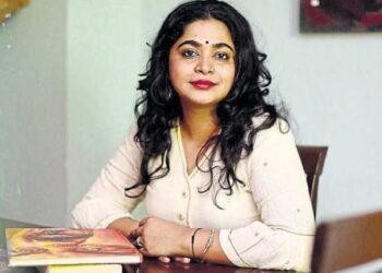 फिल्म निर्माता अश्विनी ने अपने नॉवेल ‘मैपिंग लव’ की रिलीज को इस वजह से टाला