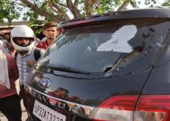 राकेश टिकैत के काफिले पर हमला, कार के शीशे टूटे
