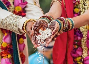 यूपी पंचायत चुनाव : राजनीति के नशे में पुत्र का विवाह रचाया