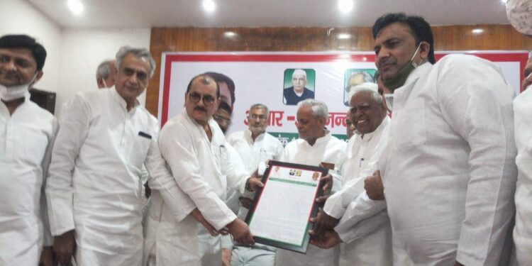 चौधरी चरण सिंह और अखिलेश यादव की नीतियां एवं विचार ही देश में तरक्की-खुशहाली ला सकते हैं : राजेन्द्र चौधरी