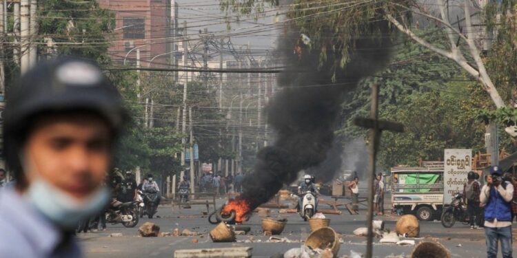 म्यांमार में सैन्य मुख्यालय पर बम हमले में तीन सैनिक घायल