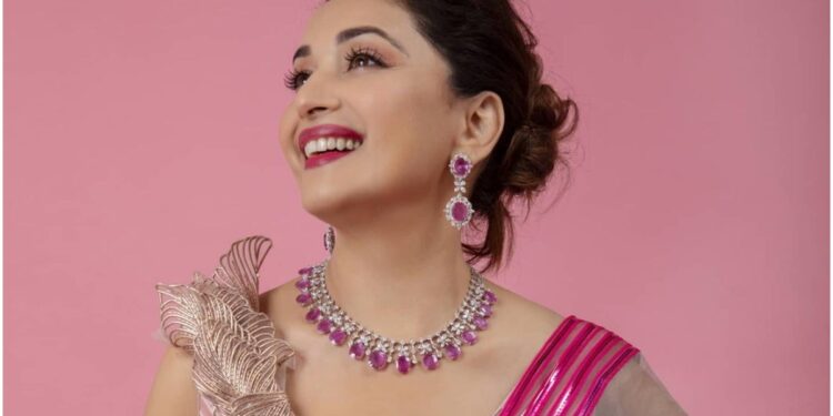 कोरोना की दूसरी लहर से दुखी है माधुरी दीक्षित