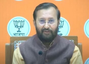 वैक्सीन विवाद : केजरीवाल बंद करें बहाने बनाना, दे चुके हैं 50 लाख डोज़ : प्रकाश जावड़ेकर