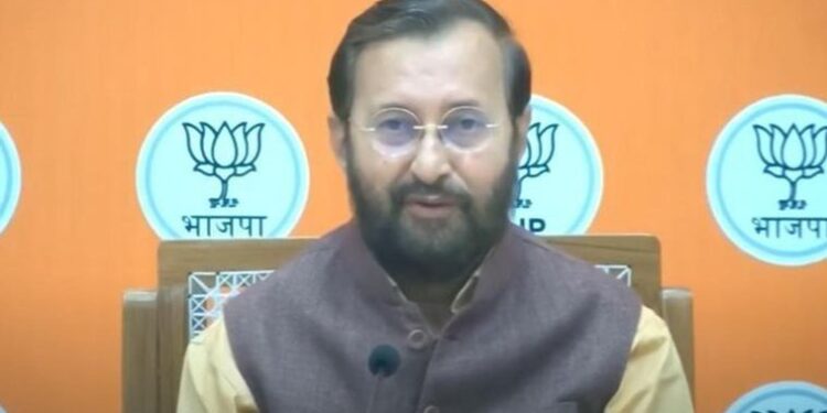 वैक्सीन विवाद : केजरीवाल बंद करें बहाने बनाना, दे चुके हैं 50 लाख डोज़ : प्रकाश जावड़ेकर