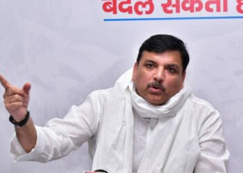 योगी राज में कूड़े की गाड़ी और ठेले से नदियों में फेंके जा रहे शव, कु’त्ते ची’ल कौवे नोच रहे अधजली ला’शें : संजय सिंह