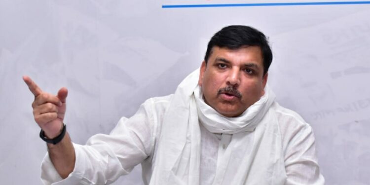 योगी राज में कूड़े की गाड़ी और ठेले से नदियों में फेंके जा रहे शव, कु’त्ते ची’ल कौवे नोच रहे अधजली ला’शें : संजय सिंह