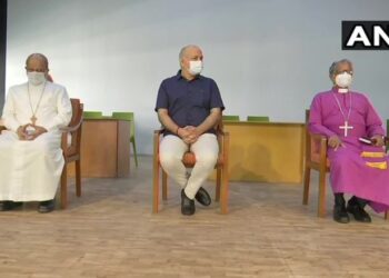 मनीष सिसोदिया ने माउंट कार्मेल स्कूल के कोरोना केयर सेंटर का किया दौरा