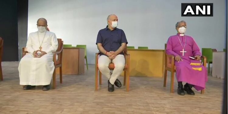 मनीष सिसोदिया ने माउंट कार्मेल स्कूल के कोरोना केयर सेंटर का किया दौरा