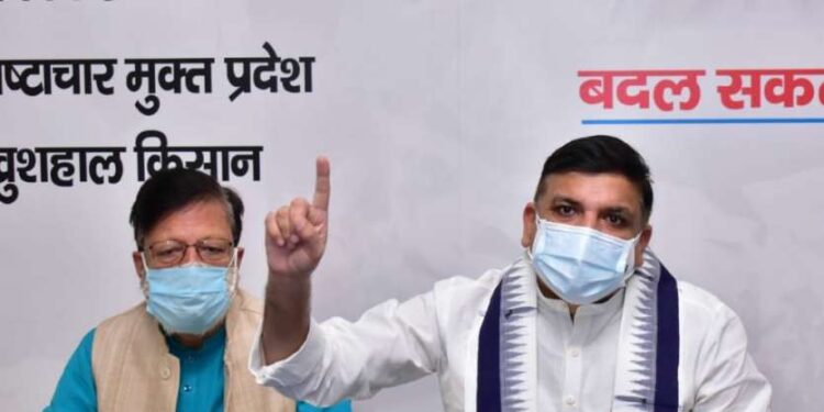 इस्तीफा दें या बर्खास्त किए जाएं यूपी के बेसिक शिक्षा मंत्री : संजय सिंह