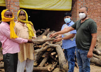 कोरोना संकट काल में मदद में जुटी है युवाओं की टीम