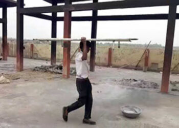 इटावा : मुक्तिधाम मे दिन-रात सेवारत चंद्रशेखर है असल कोरोना योद्वा