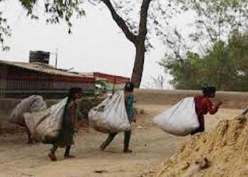 कमाने की जद्दोजहद के बीच घुटता बचपन