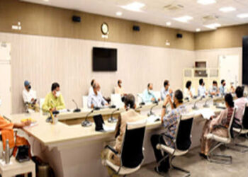 एक्सप्रेस-वे के साथ गांवों के स्कूलों में स्मार्ट क्लास भी बनाएं कंपनियां : सीएम योगी