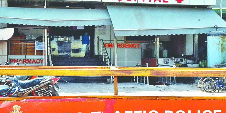 Agra Paras Hospital Case : आगरा प्रशासन ने पारस अस्पताल को किया सील, मौके पर भारी पुलिस फोर्स को किया गया तैनात