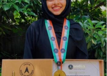 “चाय पत्ती पाउडर से साढ़े पांच घंटे में,15 प्रधानमंत्रियों के पोट्रेट बनाकर बनाया रिकॉर्ड”