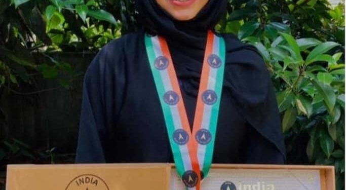 “चाय पत्ती पाउडर से साढ़े पांच घंटे में,15 प्रधानमंत्रियों के पोट्रेट बनाकर बनाया रिकॉर्ड”