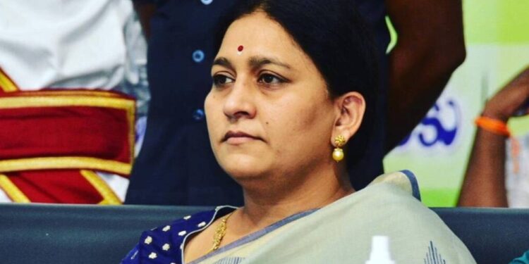 वोटरों को रुपये बांटने के जुर्म में पहली बार एक्शन, कोर्ट ने सांसद मलोत कविता को सुनाई छह महीने की सजा