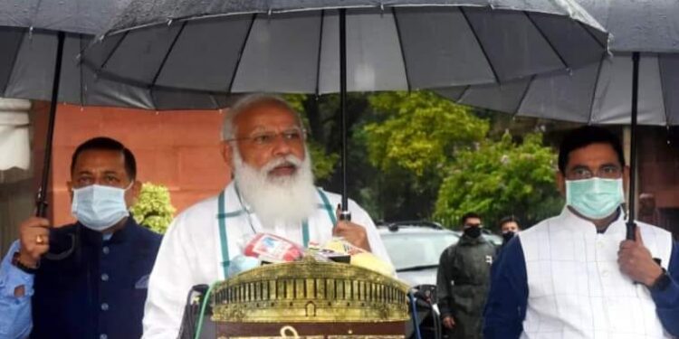 पेगासस : चिलमन से लगे बैठे हैं