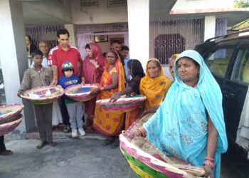 बाबू धाम ट्रस्ट की अध्यक्षा मंजुबाला ने छठव्रतियों के बीच बांटा साड़ी और  छठ पूजन सामग्री