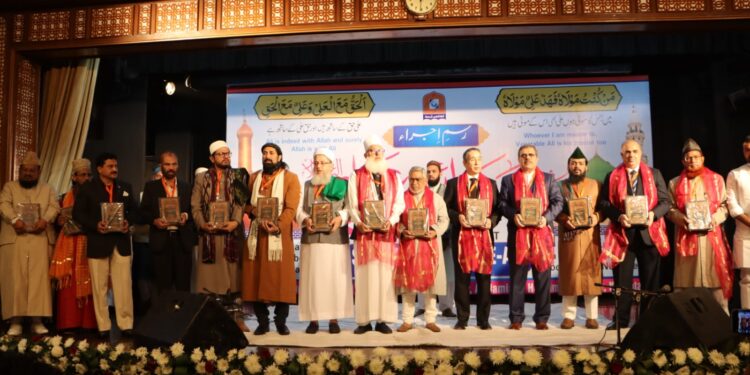 आल इंडिया उलेमा व मशाइख बोर्ड और जमात अहल-ए-सुन्नत कर्नाटक द्वारा इंडिया इस्लामिक कल्चरल सेंटर में आयोजित कार्यक्रम में पुस्तक “शरह ख़ासाइश ए अली” का शुभारंभ