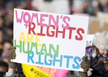 महिलाओं को अपने अधिकारों के लिए लड़ना चाहिए