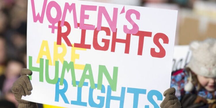 महिलाओं को अपने अधिकारों के लिए लड़ना चाहिए