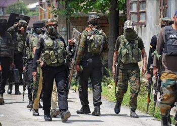 श्रीनगर शूट आउट  में टीआरएफ कमांडर समेत तीन आतंकवादी ढेर : पुलिस प्रवक्ता