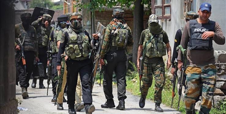 श्रीनगर शूट आउट  में टीआरएफ कमांडर समेत तीन आतंकवादी ढेर : पुलिस प्रवक्ता